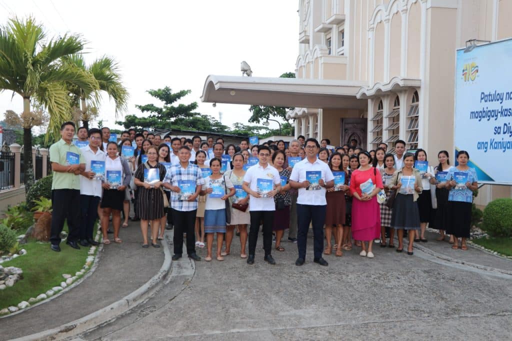 Kabankalan City Congregation distributes Hiligaynon-edition of Pasugo